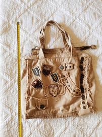 borsa tela decorata con toppe 