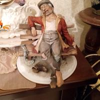 Statua anziano su panchina 