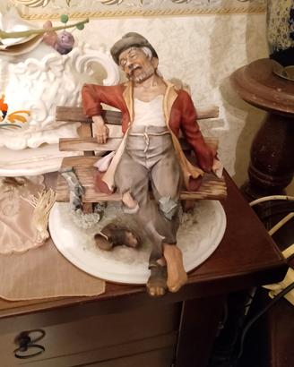 Statua anziano su panchina 