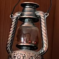 Accendino vintage a forma di lanterna