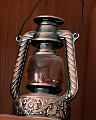 Accendino vintage a forma di lanterna