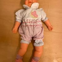 Bambola parlante ed allungabile.