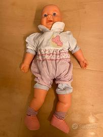 Bambola parlante ed allungabile.