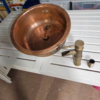 vecchio lavabo in rame 