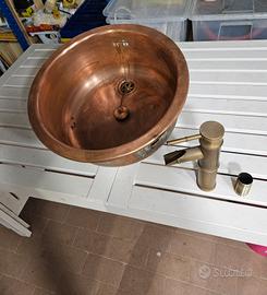 vecchio lavabo in rame 