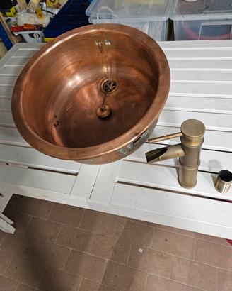 vecchio lavabo in rame 