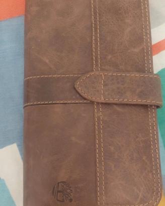 Portafoglio da donna Timberland in pelle marrone.