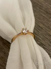 Anello con pietre di zircone placcato oro 18K