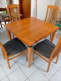 Tavolo in legno apribile a libro + 4 sedie – €90
