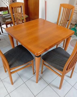 Tavolo in legno apribile a libro + 4 sedie – €90