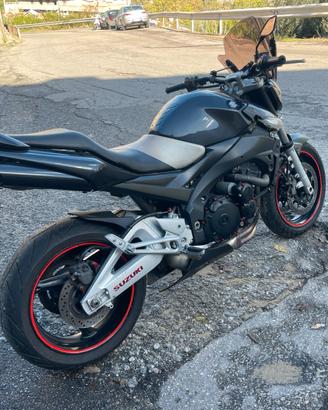 Suzuki gsr 600