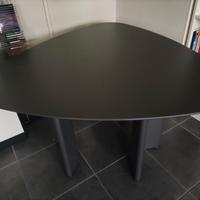 tavolo triangolare nero