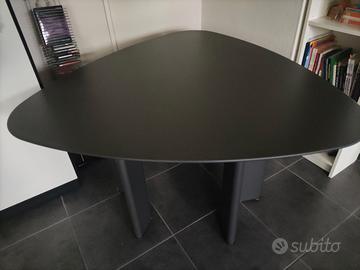tavolo triangolare nero