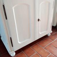 Due divani e un mobile antico. 