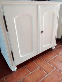 Due divani e un mobile antico. 