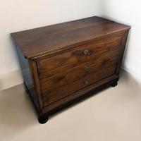 Cassettone in noce del 1800.