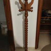 Appendiabiti in legno massello.