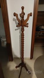 Appendiabiti in legno massello.