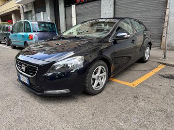 VOLVO V40 D2 MOMENTUM