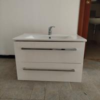 Mobile bagno con lavabo e rubinetto