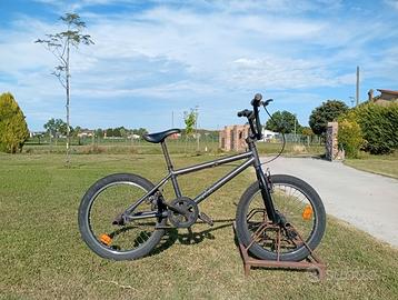 bmx nera con pedaline