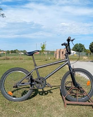 bmx nera con pedaline