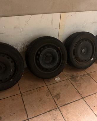 4 pneumatici con cerchi invernali 185/55 R15