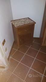 Comodino antico in legno