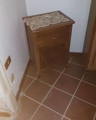 Comodino antico in legno