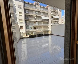 Appartamento con ampio terrazzo zona Luna e Sole