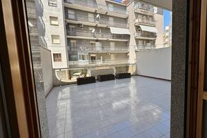 Appartamento con ampio terrazzo zona Luna e Sole