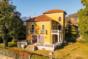 Villa di 480 m² con più di 5 locali e box auto a M