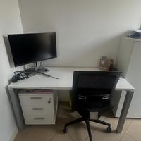 scrivania da studio con cassettiera e sedia