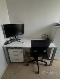 scrivania da studio con cassettiera e sedia