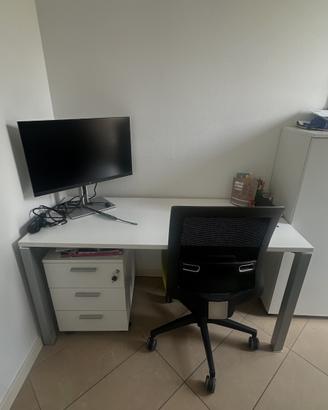 scrivania da studio con cassettiera e sedia