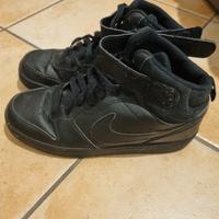 Nike nere con strappi