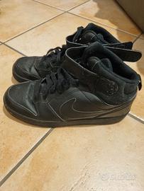 Nike nere con strappi