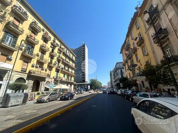 NEGOZIO A NAPOLI
