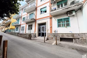 4 LOCALI A POZZUOLI