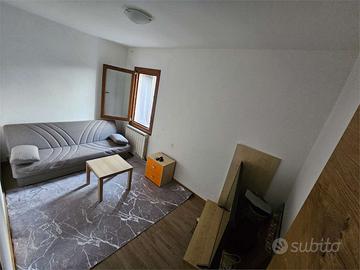 Appartamento arredato con terrazza in borgo caratt