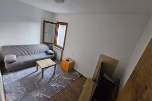 Appartamento arredato con terrazza in borgo caratt