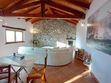 Casa ristrutturata su due livelli con ampio scoper