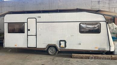 KNAUS Caravan attrezzato a uso campeggio