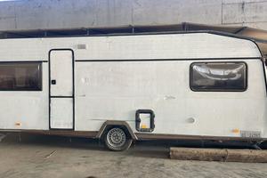 KNAUS Caravan attrezzato a uso campeggio