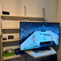 Parete attrezzata con mensole e scrivania