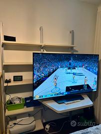 Parete attrezzata con mensole e scrivania