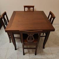 tavolo in legno con 4 sedie 