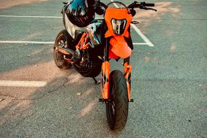 KTM 690 SMC-R 2022 (18-9-26 tagliandato in KTM).