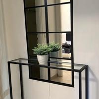 Consolle ingresso con ripiano in vetro. 