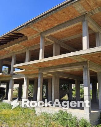 Casa indipendente di 400 m² con più di 5 locali a 